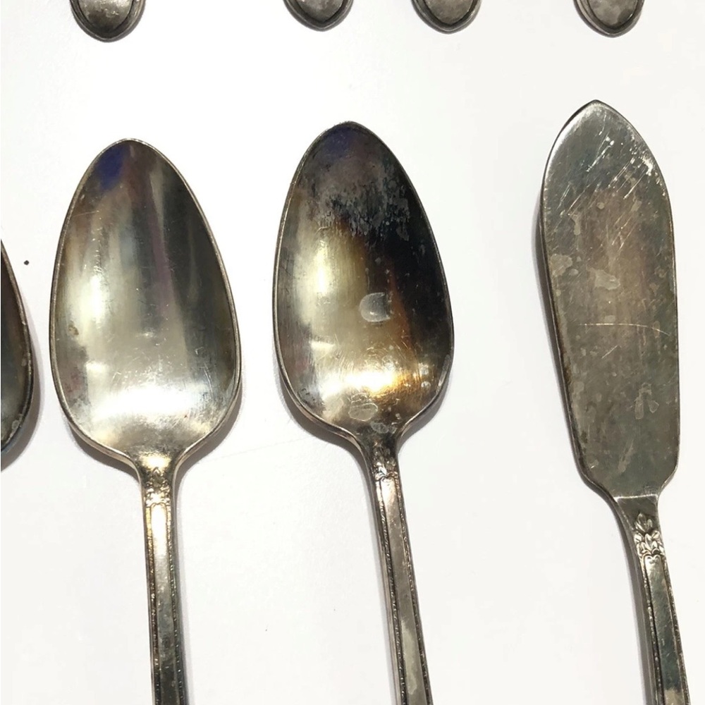 1847 Rogers Bros Is Adoration Vintage Silver Plate Silverware Set of 47 pieces - Picture 11 of 13
